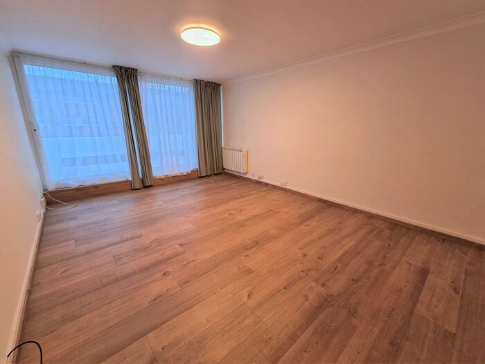 2 Bedroom Flat To Rent In Woking, GU22