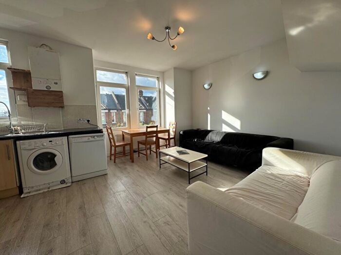 3 Bedroom Flat To Rent In Radford Road, London, SE13