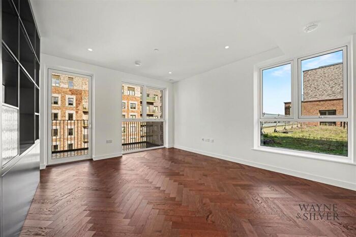 Apartment To Rent In Ribbon Lane, Brent Cross, NW2