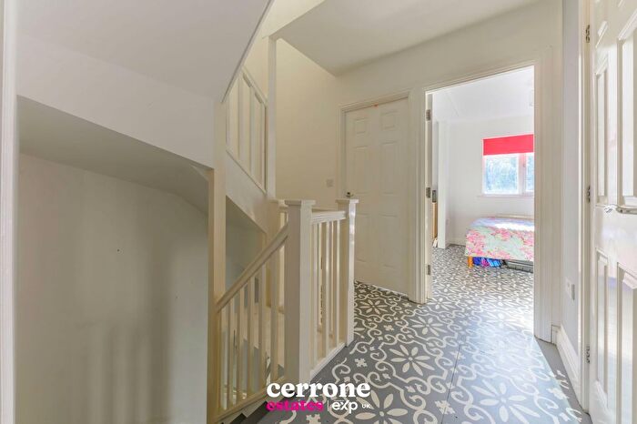 3 Bedroom End Of Terrace House For Sale In Hedgerow Close, Greenlands, Redditch, B98