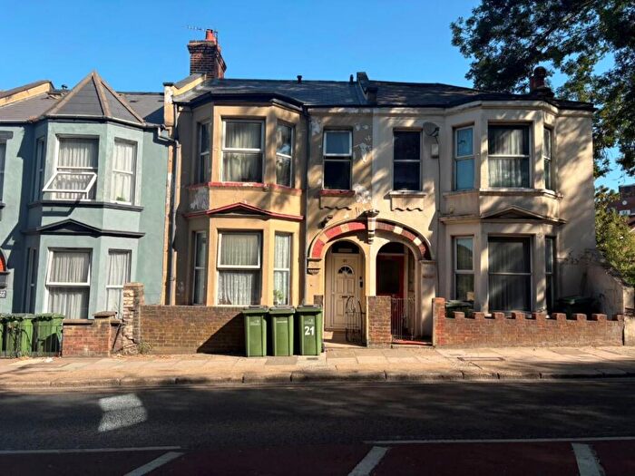 6 Bedroom Terraced House For Sale In Hillreach, London, SE18