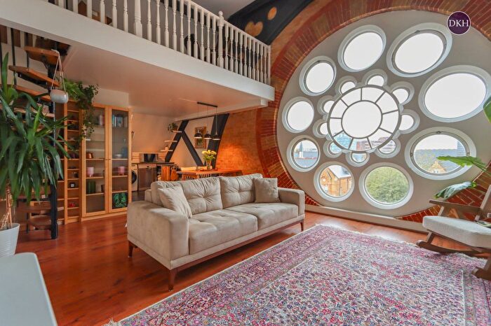 2 Bedroom Flat To Rent In Elizabeth House, The Reeds, Watford, Hertfordshire, WD24