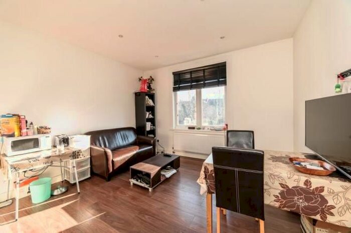 1 Bedroom Flat To Rent In Upper Tooting Park, Tooting Bec, SW17
