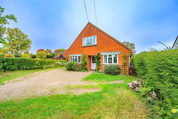 4 Bedroom Chalet For Sale In Water Lane, Bovingdon, Hemel Hempstead, HP3