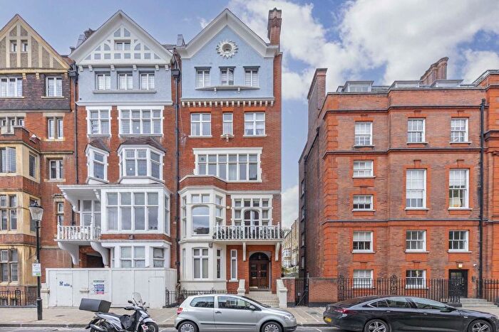 2 Bedroom Flat To Rent In Cadogan Square, London, SW1X