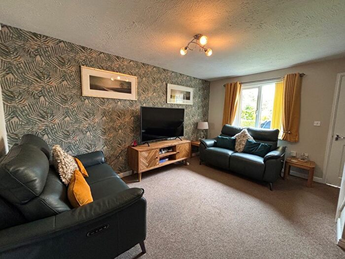 2 Bedroom Town House To Rent In Oak Tree Close, Rotherham, S66