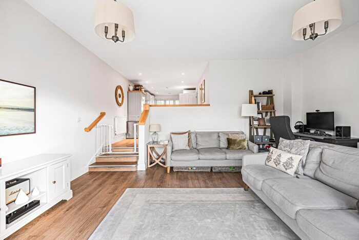 3 Bedroom Detached House For Sale In Birch Grove, Potters Bar, EN6