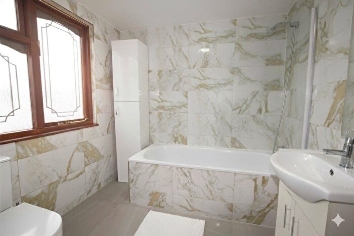 4 Bedroom Terraced House To Rent In Blackbush Avenue, Romford, RM6