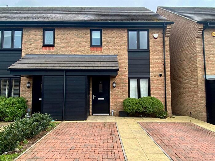 3 Bedroom Semi-Detached House To Rent In Egbert Close Hornchurch Essex, RM12