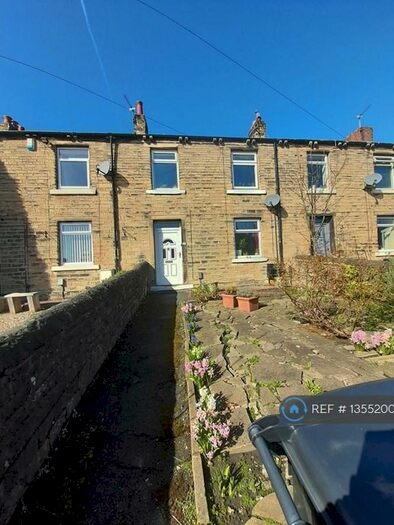 2 Bedroom Terraced House To Rent In West Place, Huddersfield, HD5