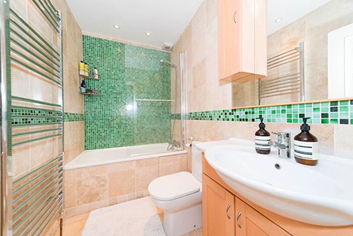 2 Bedroom Flat For Sale In Cavendish Road, Clapham South, London, SW12