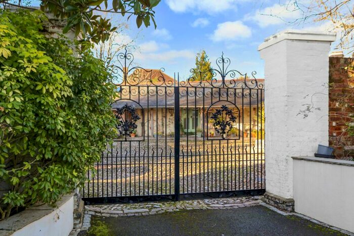 3 Bedroom Detached House For Sale In Winchester Road, Wickham, PO17