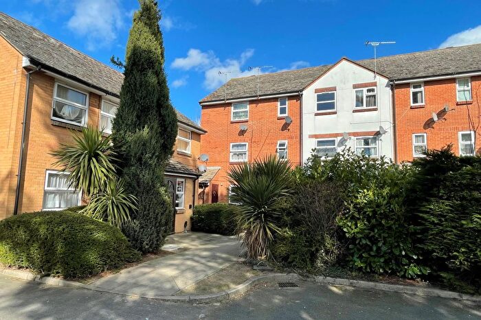 1 Bedroom Flat For Sale In Queens Court, Queens Road, Slough, SL1