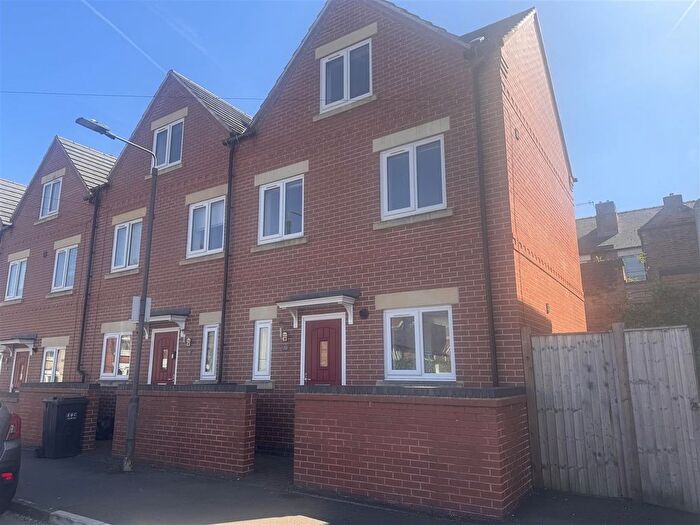 3 Bedroom Town House To Rent In Wilton Place, Ilkeston, DE7