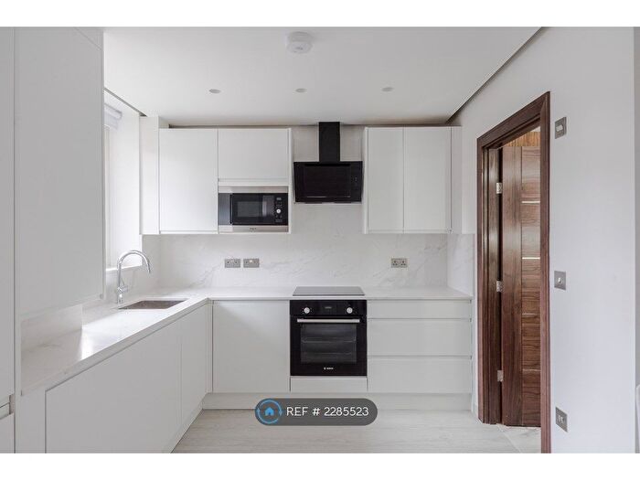 2 Bedroom Flat To Rent In Clapham Road, London, SW9