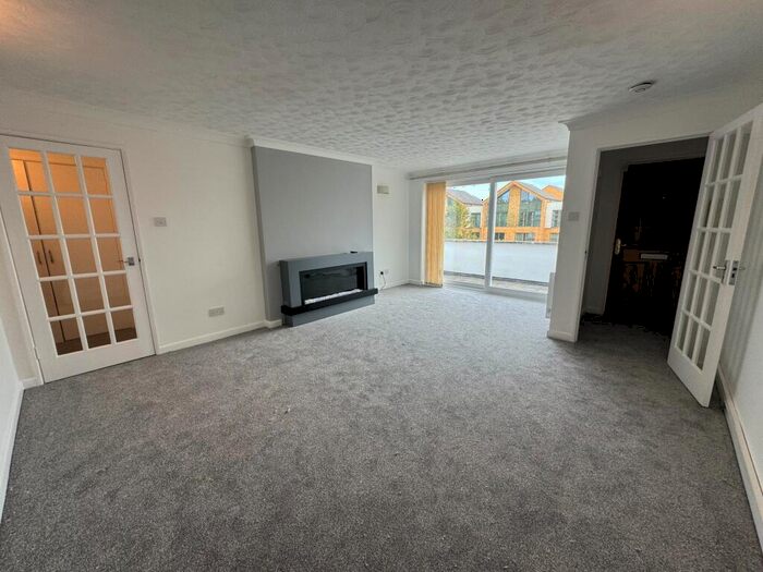 2 Bedroom Flat To Rent In Elm Court, Westwood Road, SO17