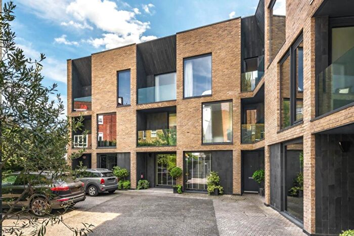 4 Bedroom Mews To Rent In Cotswold Mews, Battersea, London, SW11