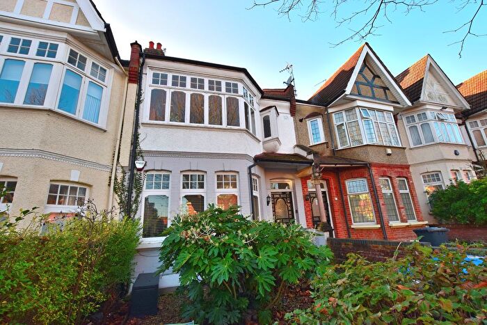 3 Bedroom Flat To Rent In Fox Lane, Palmers Green, N13