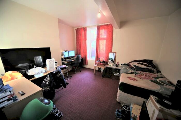 3 Bedroom Flat To Rent In Cardigan Road, Headingley, Leeds, LS6