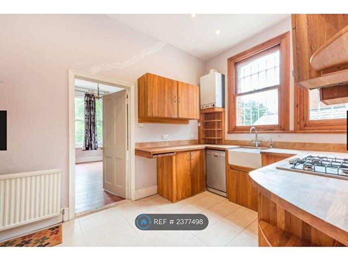 3 Bedroom Flat To Rent In Park Hill, London, W5