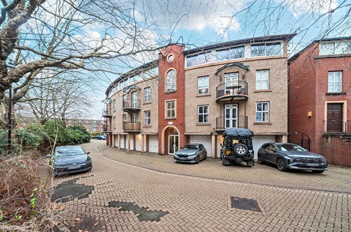2 Bedroom Flat For Sale In Alcantara Crescent, Ocean Village, Southampton, Hampshire, SO14