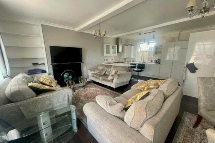 2 Bedroom Flat To Rent In High Street, London, E15