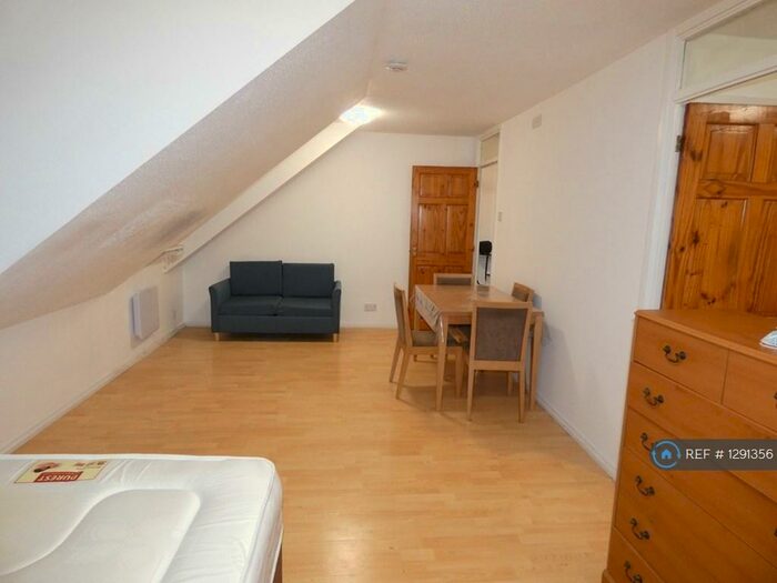 Studio To Rent In Springwood Crescent, Edgware, HA8