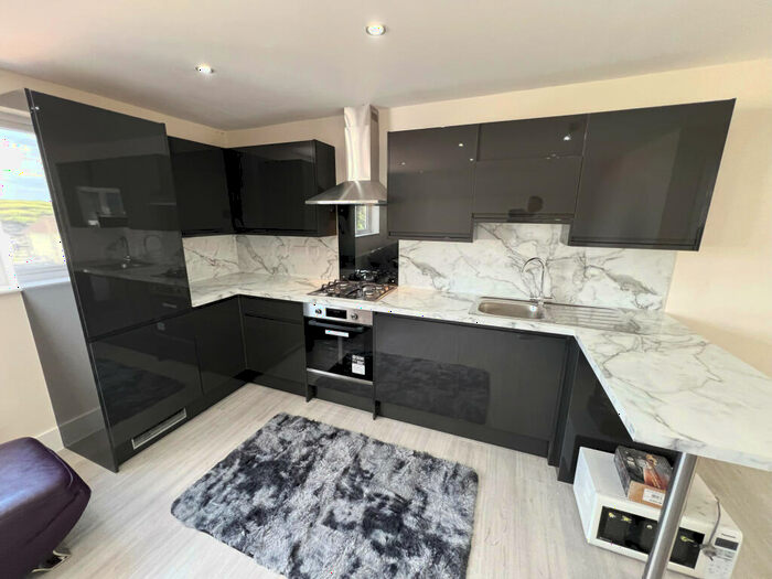 3 Bedroom Apartment To Rent In Chigwell Road, Woodford Green, IG8