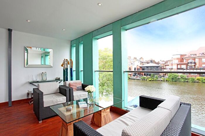 2 Bedroom Duplex To Rent In Farm Yard Windsor, SL4