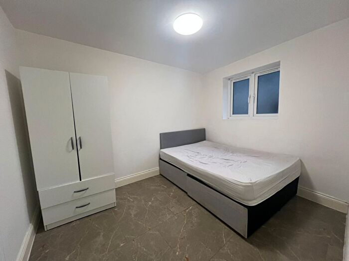 2 Bedroom Flat To Rent In Grafton Road, Dagenham, RM8