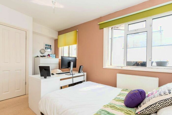 2 Bedroom Flat To Rent In Durnsford Road, Earlsfield, London, SW19