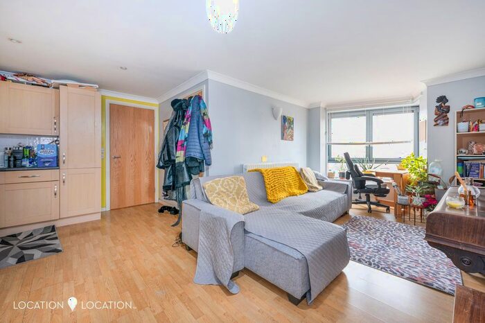 2 Bedroom Flat To Rent In Lewis Gardens, London, N16