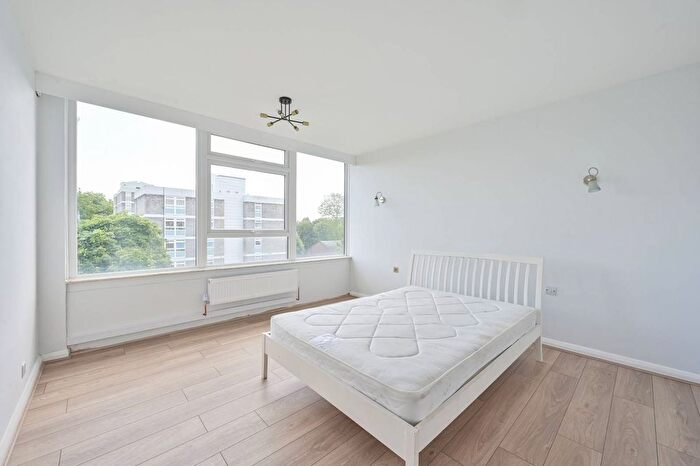 2 Bedroom Flat For Sale In Keswick Road, East Putney, London, SW15