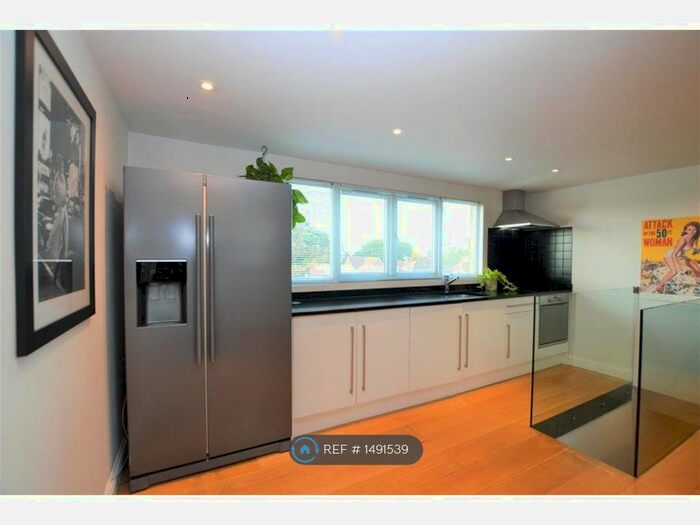 1 Bedroom Flat To Rent In Hounslow Road, Twickenham, TW2
