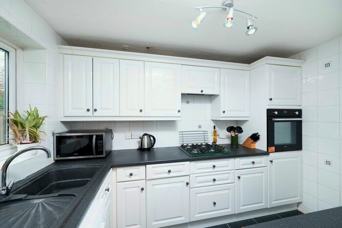 2 Bedroom Flat To Rent In Gallus Close, London, N21