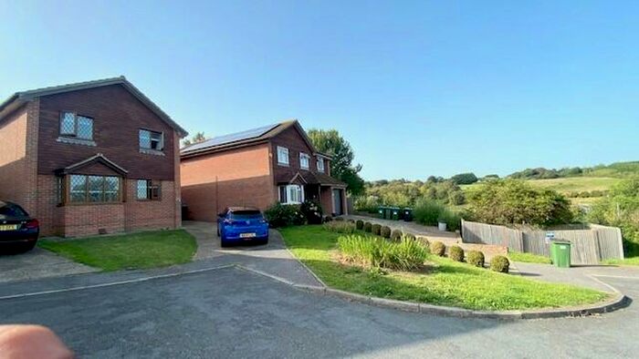 4 Bedroom House To Rent In Heathdown Close, BN10