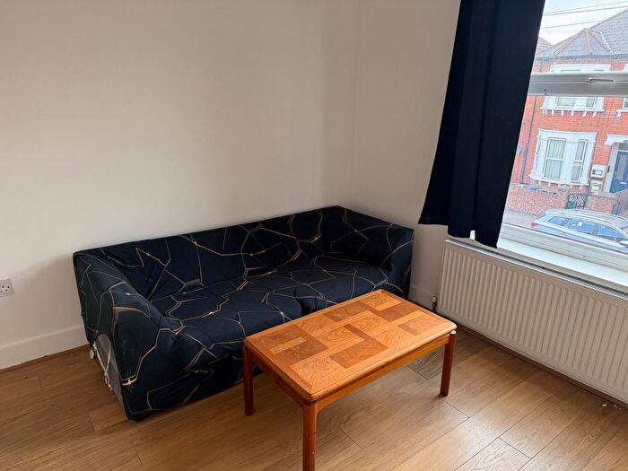 3 Bedroom Flat To Rent In Regina Road, Southall, UB2