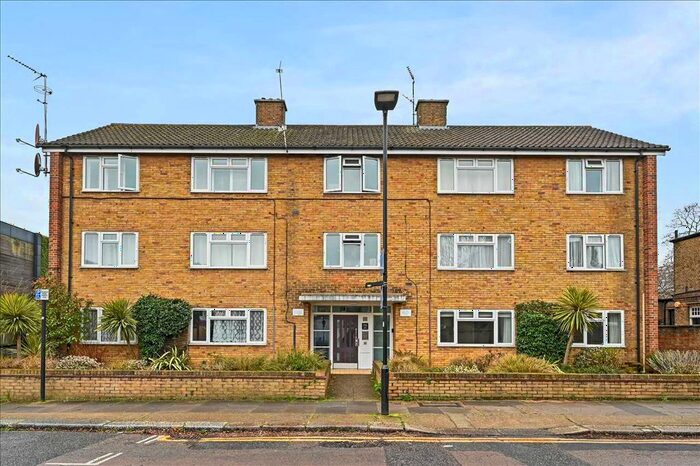 2 Bedroom Flat To Rent In Fromows Corner, Sutton Lane North, London, W4
