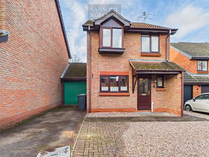 3 Bedroom Link Detached House For Sale In Oaklea Gardens, Bramley, Tadley, Hampshire, RG26