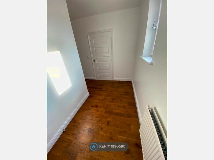 2 Bedroom Flat To Rent In Fairlands Court, Hounslow, TW5