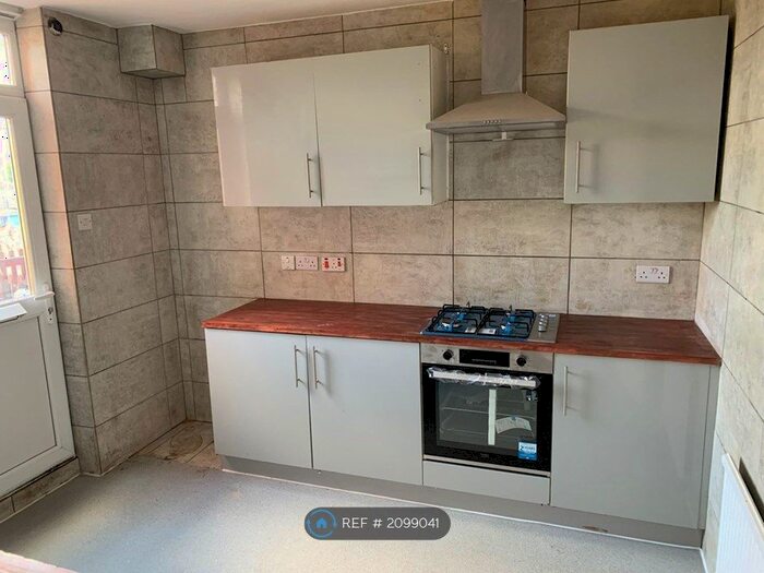 3 Bedroom Maisonette To Rent In Green Lanes, London, N21