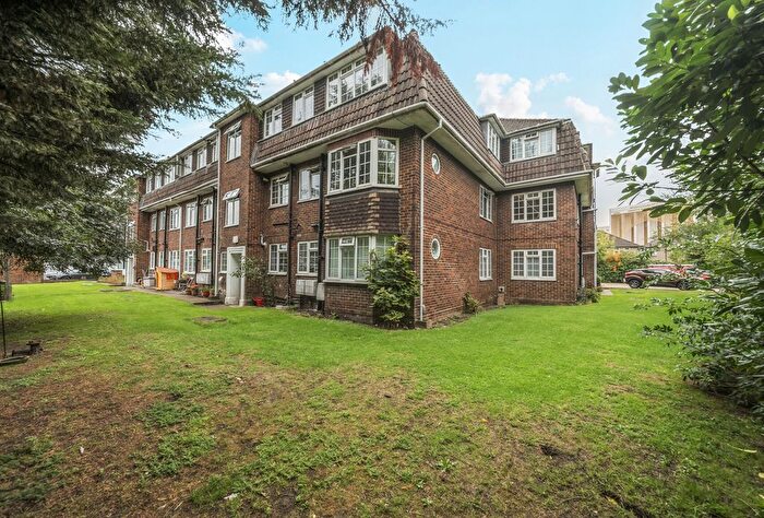 2 Bedroom Maisonette For Sale In Goodwood Close, Morden, SM4