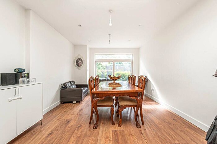 2 Bedroom Flat To Rent In Clifton Gardens, Temple Fortune, London, NW11