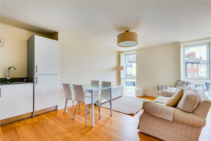 2 Bedroom Apartment To Rent In Chelsea House, - White Hart Lane, London, SW13