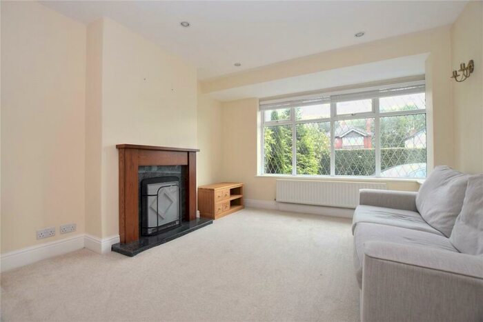 3 Bedroom Semi-Detached House To Rent In Oakwood Lane, Leeds, LS8