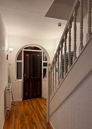 3 Bedroom Semi-Detached House To Rent In Broadway, Oldham, OL9