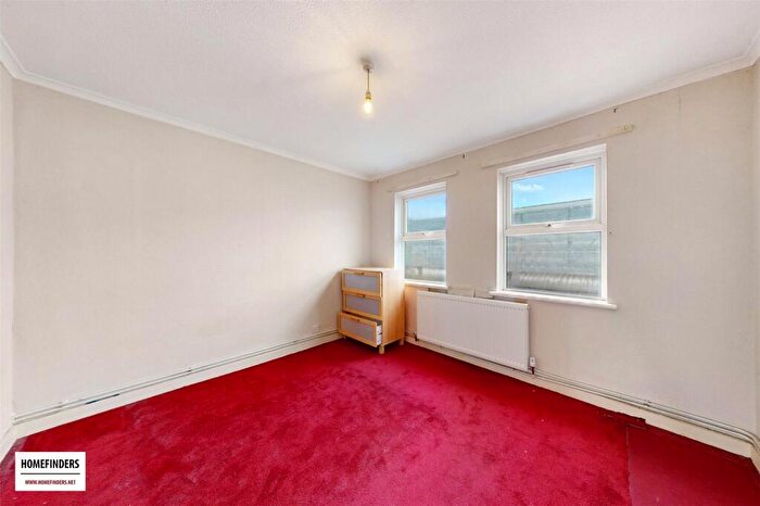 3 Bedroom Terraced House For Sale In Caldecott Way, Hackney, E5 - Photo 5