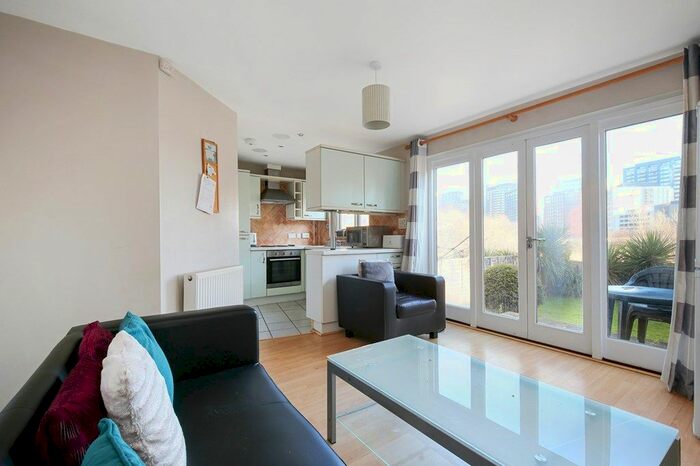 4 Bedroom Flat To Rent In Pilgrims Mews, London E14