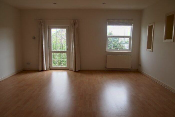 2 Bedroom Flat To Rent In Whirligig Place, Taunton, TA1