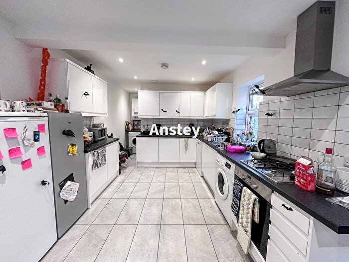 6 Bedroom Semi-Detached House To Rent In Holyrood Avenue, Southampton, SO17